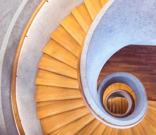 מדרגות עץ לבית