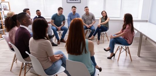 היתרונות של טיפול בהתמכרות לסמים בחוות סוסים טיפולית