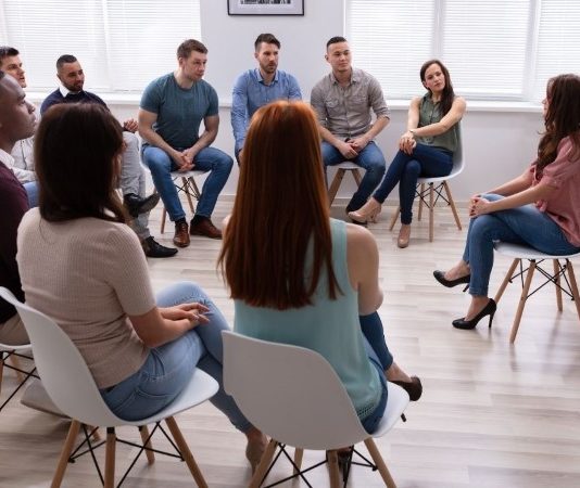 היתרונות של טיפול בהתמכרות לסמים בחוות סוסים טיפולית